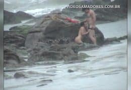 Casal é flagrado fodendo na praia durante tempestade